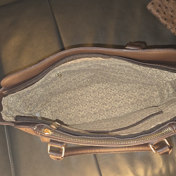 Ivy London Ostrich Like Shoulder Bag & Cosmetic pouch - Picture 2 of 4